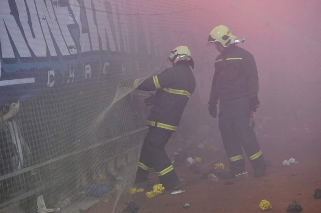 Hasiči pod tribunou fanoušků Ostravy během finále Mol Cupu v Olomouci proti Slavii