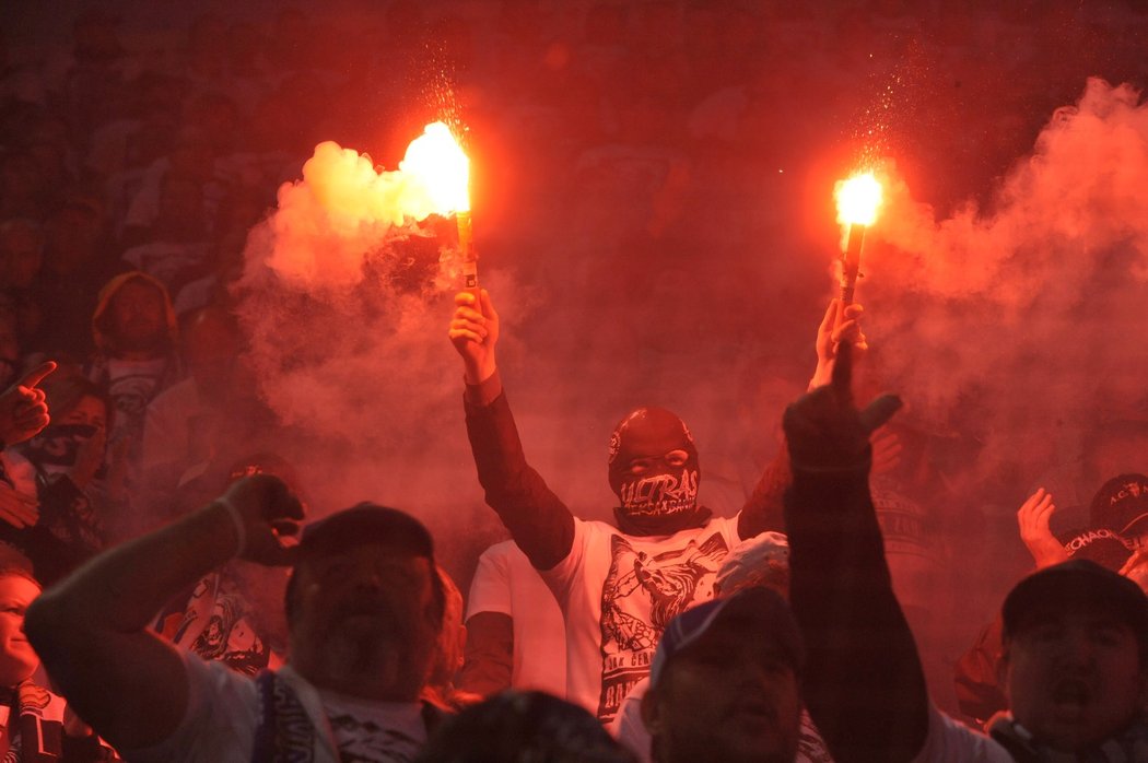 Fanoušci na olomouckém stadionu během finále MOL Cupu mezi Baníkem Ostrava a Slavií