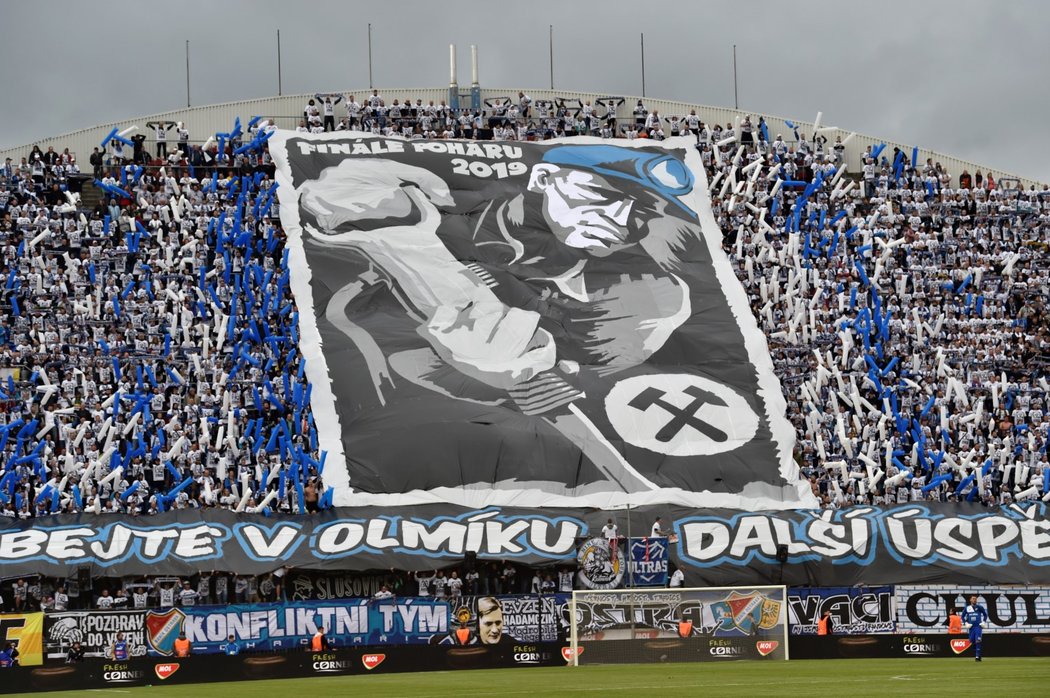 Choreo fanoušků Baníku Ostrava ve finále MOL Cupu proti Slavii