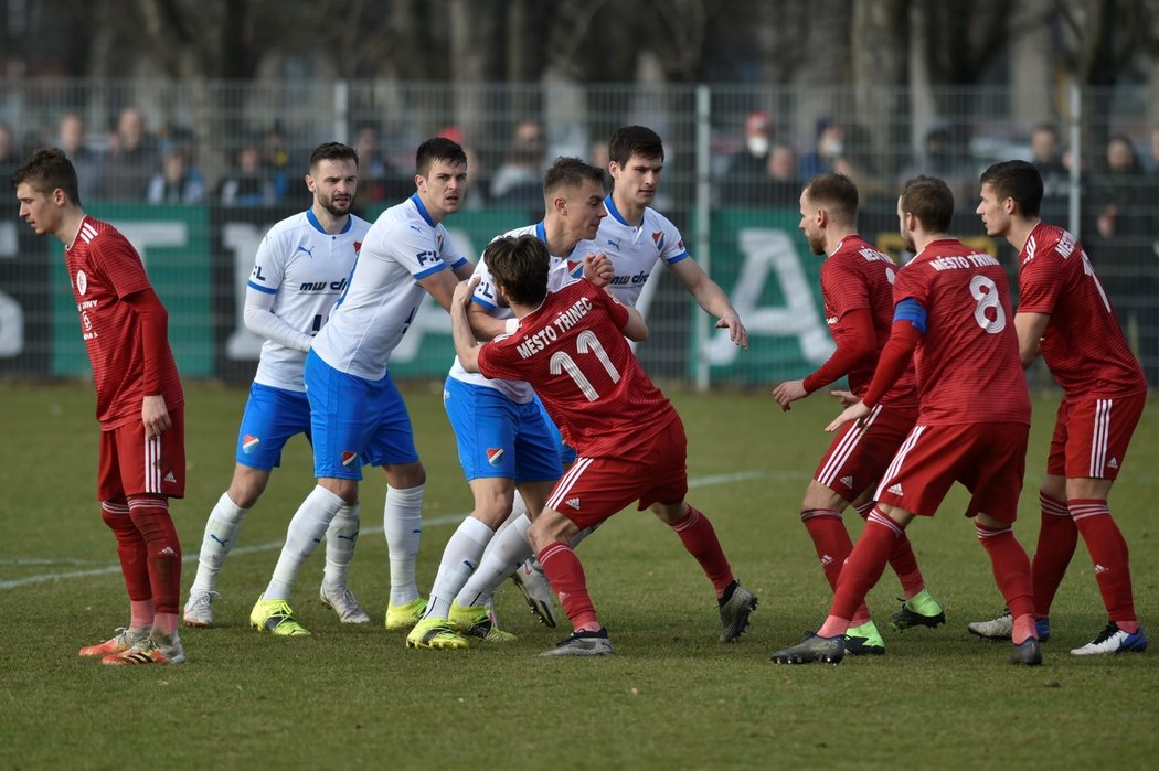 Fotbalisté Baníku a Třince během vzájemného utkání v MOL Cupu