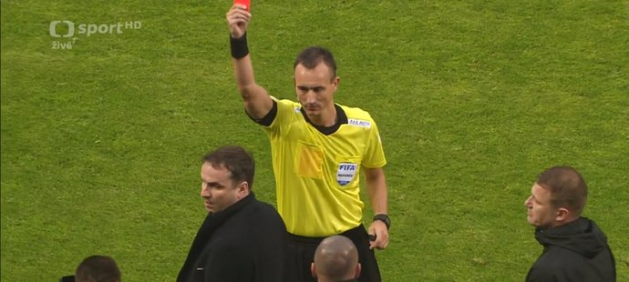 Milan Baroš, který utkání přihlížel na lavičce, byl za protesty proti penaltě vyloučen
