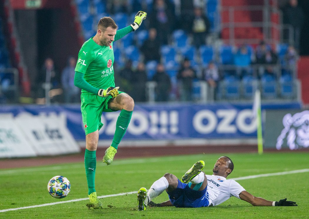 Útočník Baníku Dame Diop dotírá na brankáře Slavie Ondřeje Koláře