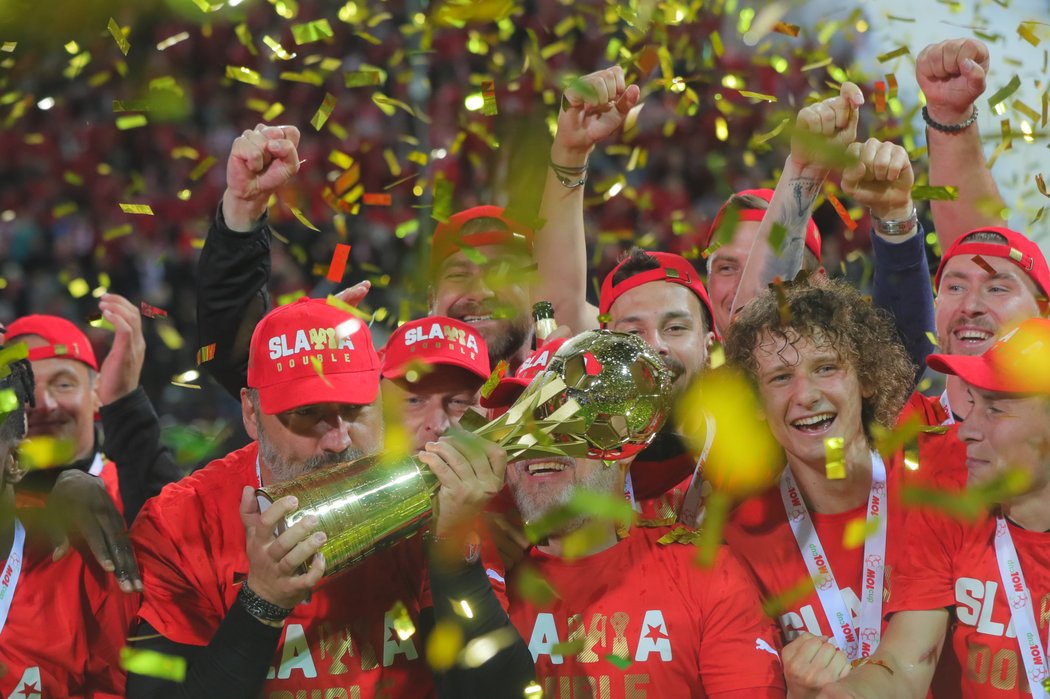 Fotbalisté Slavie slaví triumf ve finále MOL Cupu