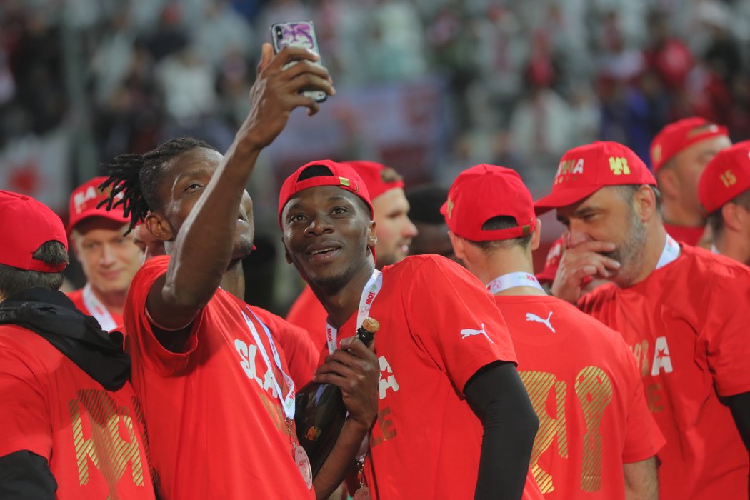 Vítězné selfie Simona Deliho a Ibrahima Traorého