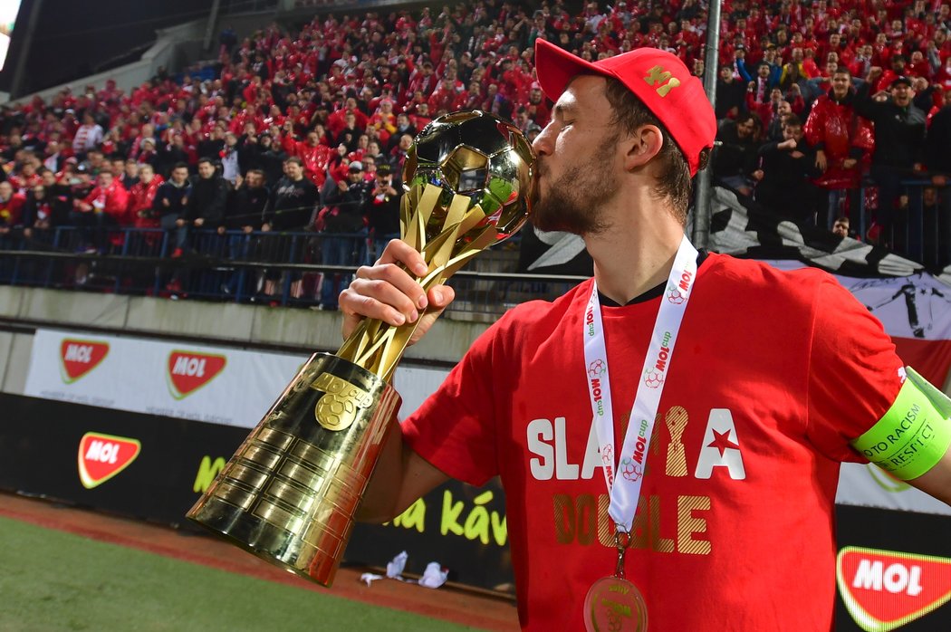 Tomáš Souček s trofejí pro vítěze MOL Cupu