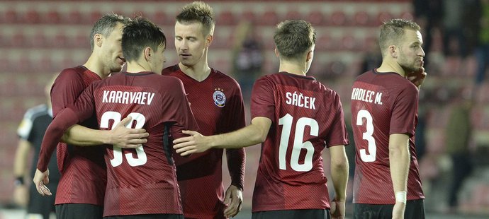 Sparťané utěšují neúspěšného penaltového střelce Vjačeslava Karavajeva