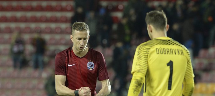 Marc Janko zvedá Vjačeslava Karavajeva po neúspěšné penaltě