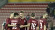 Sparťané utěšují neúspěšného penaltového střelce Vjačeslava Karavajeva