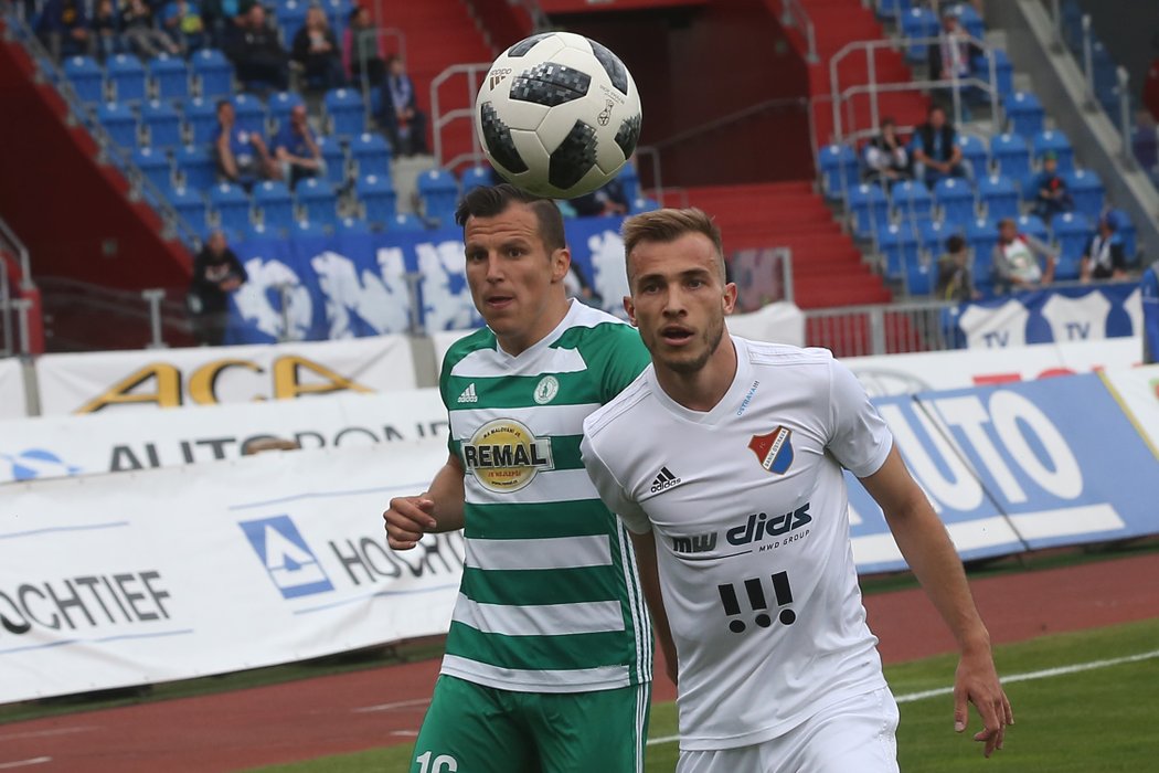 Martin Dostál (vlevo) a Nemanja Kuzmanovič sledují míč v zápase MOL Cupu