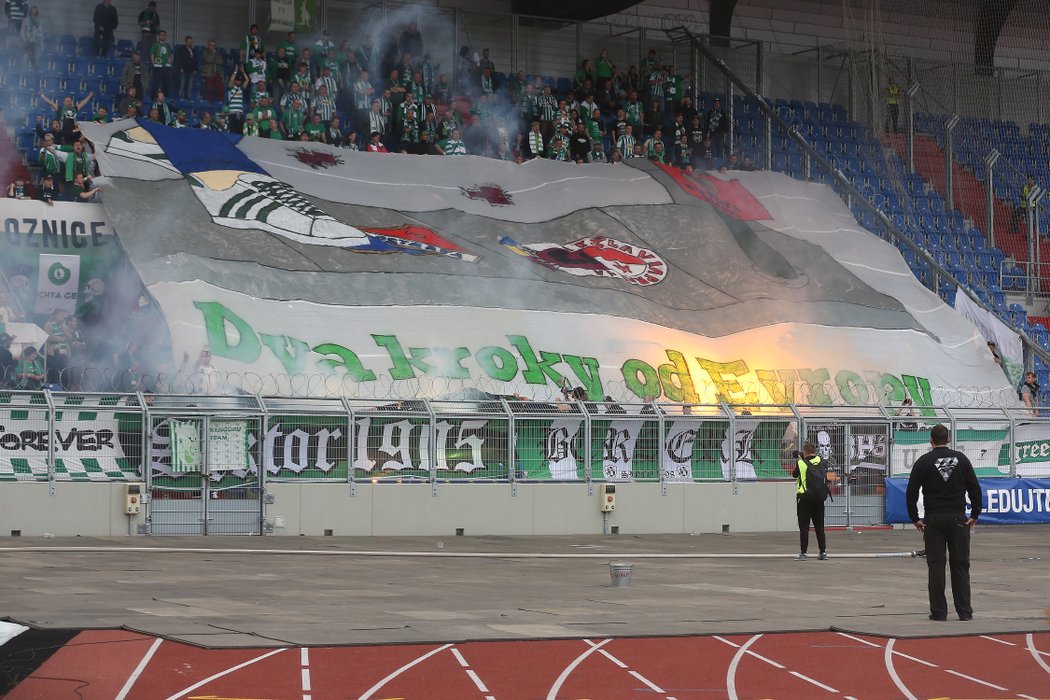 Do Ostravy dorazila početná skupina fanoušků Bohemians, kteří s sebou přitáhli také choreo