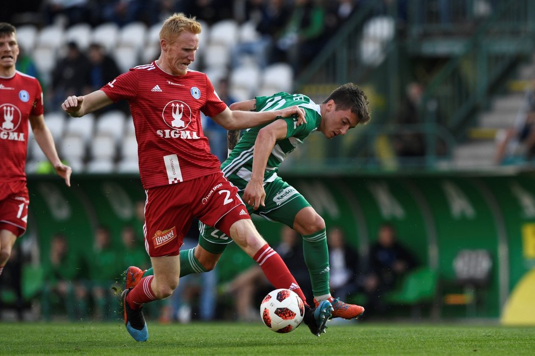 Olomoucký Václav Jemelka ze Sigmy Olomouc v souboji s Antonínem Vaníčkem z Bohemians