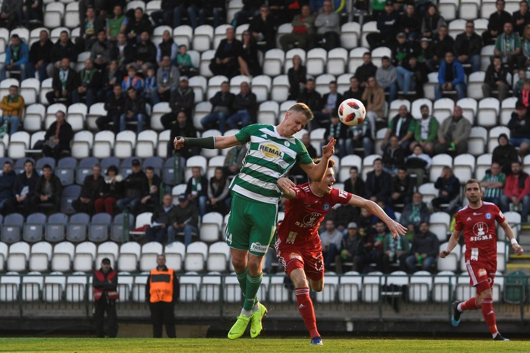 Michal Šmíd z Bohemians hlavičkuje v souboji s Janem Štěrbou z Olomouce