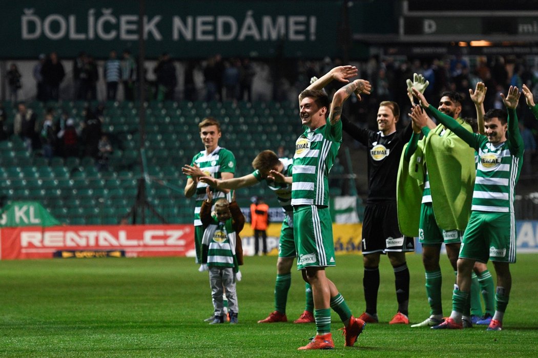 Fotbalisté Bohemians oslavují historický postup do semifinále MOL Cupu