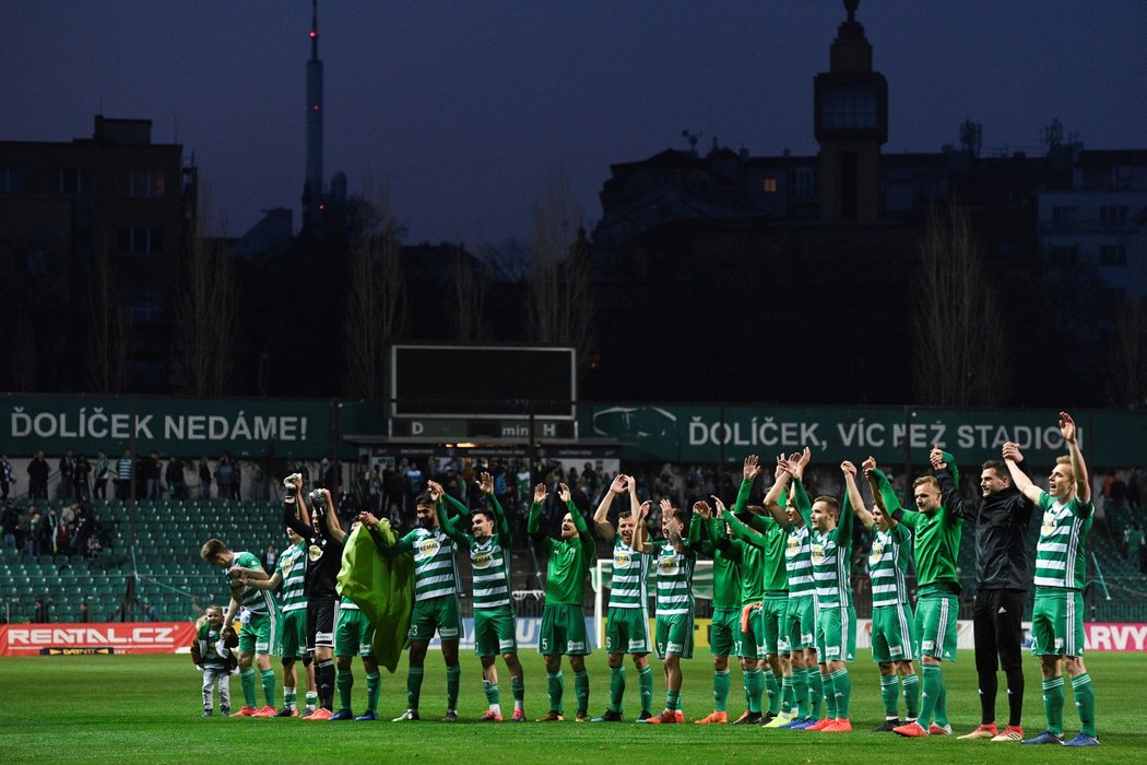 Fotbalisté Bohemians oslavují historický postup do semifinále MOL Cupu