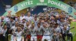 Fotbalisté Mladé Boleslavi oslavují zisk trofeje po výhře nad Jabloncem
