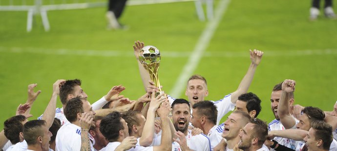 Radost boleslavských fotbalistů s pohárem