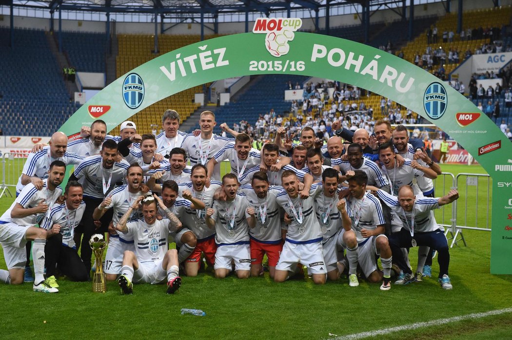 Fotbalisté Mladé Boleslavi oslavují zisk trofeje po výhře nad Jabloncem