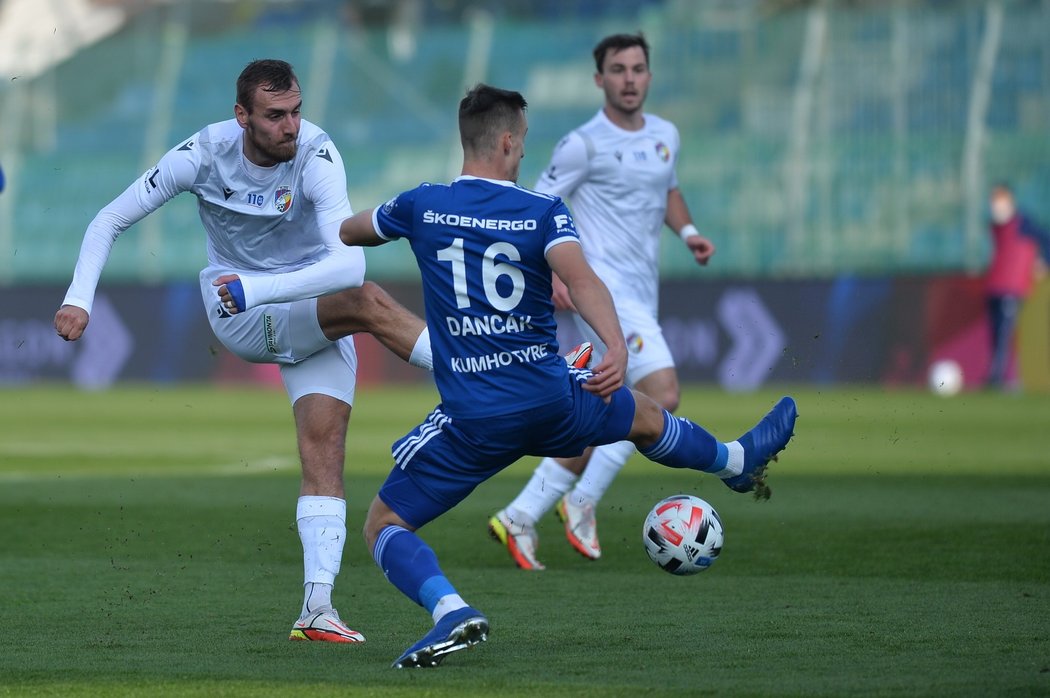 Samuel Dancák se pokouší zablokovat střelu Tomáše Chorého