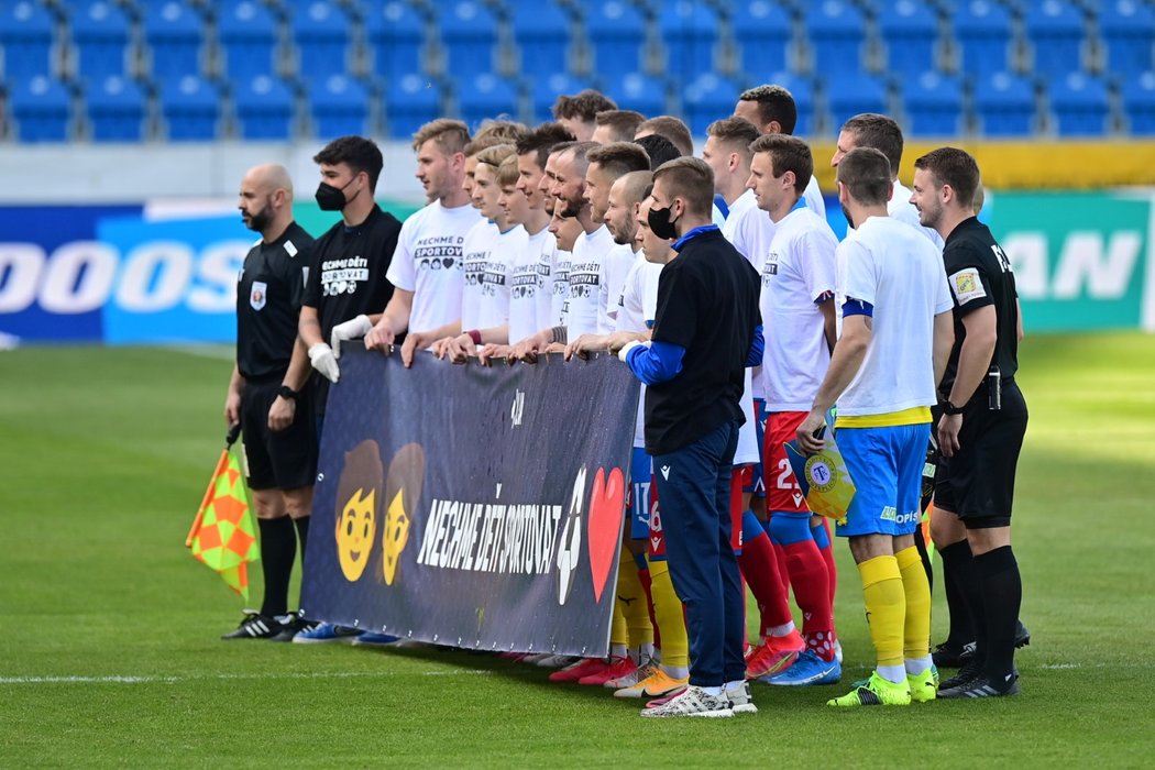 Oba týmy před startem utkání společně podpořily iniciativu za sportování dětí