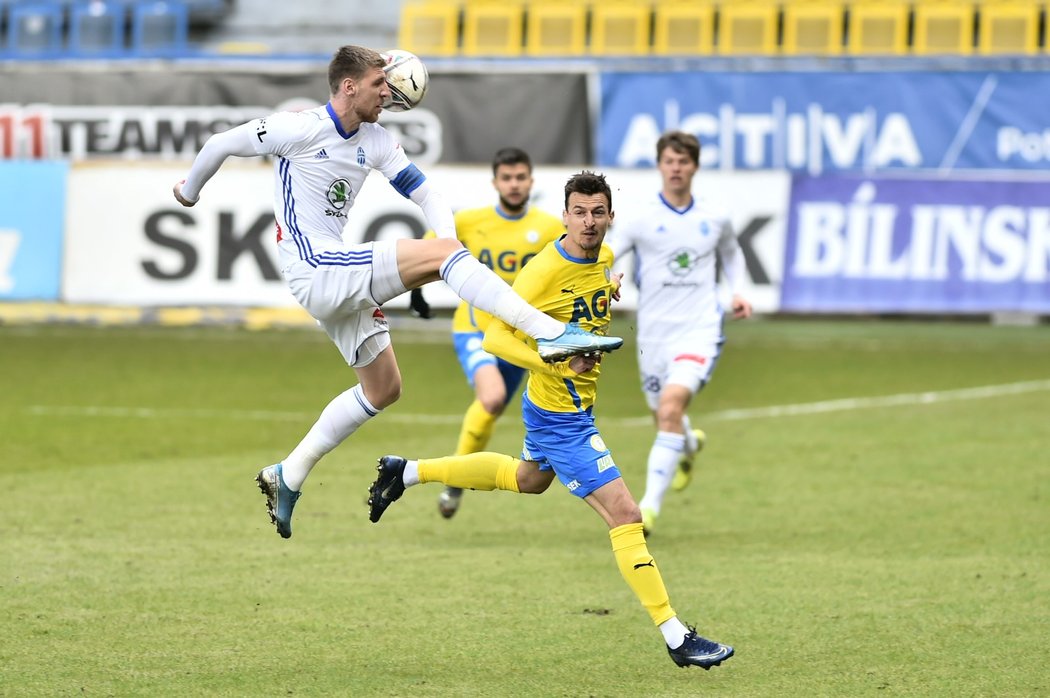 Ladislav Takács odehrává míč před Vukadinem Vukadinovičem během čtvrtfinále MOL Cupu
