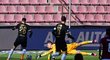 Ivan Schranz obchází brankáře Sparty Milana Heču, aby vzápětí skóroval ve čtvrtfinále MOL Cupu