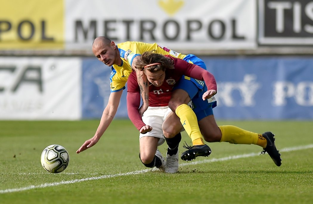 Souboj sparťana Matěje Hanouska a teplického Tomáše Kučery během čtvrtfinále MOL Cupu