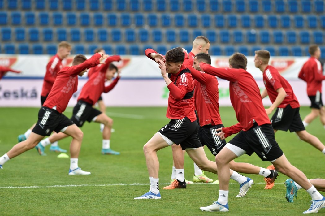 Sparťanští fotbalisté si v úterý večer zatrénovali na stadionu Slovácka