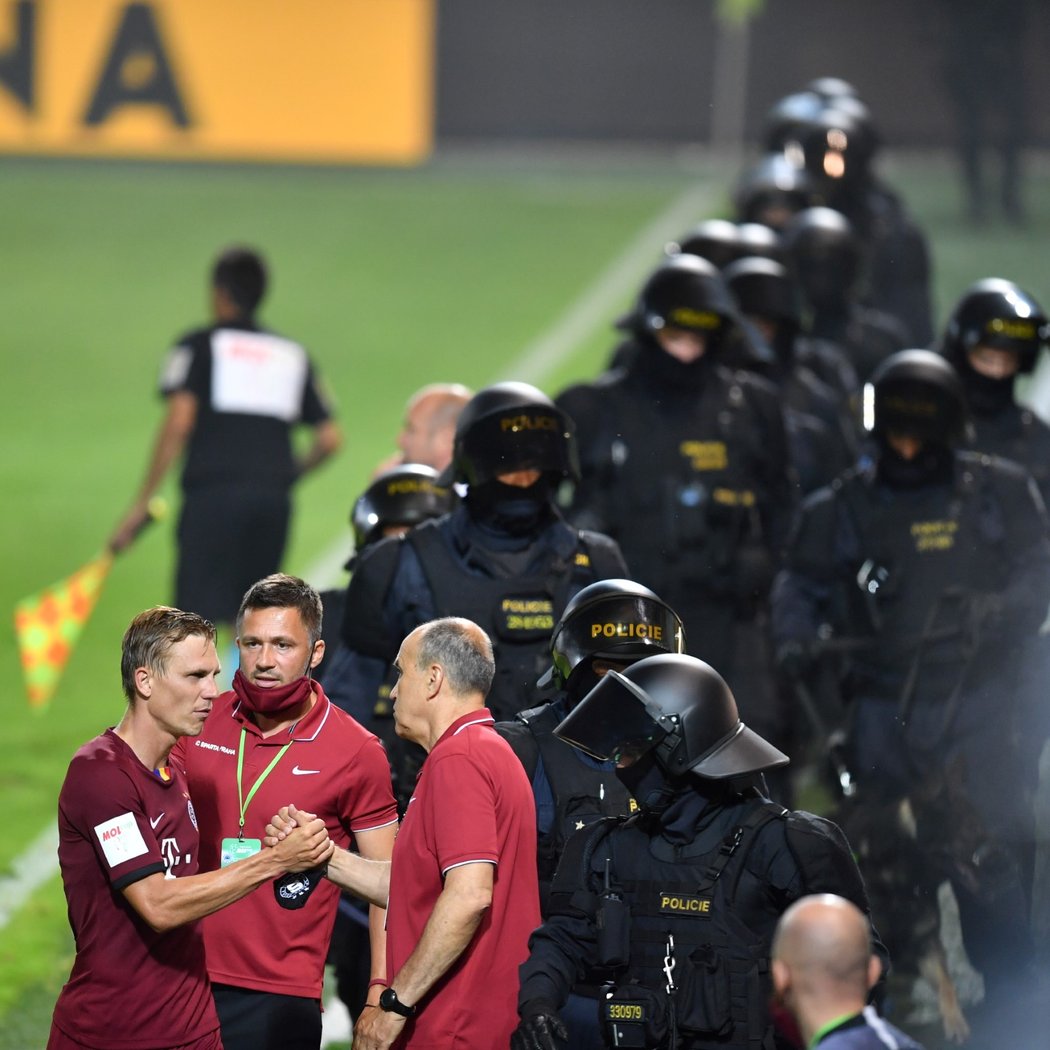 Trenér Sparty Václav Kotal se raduje s kapitánem Bořkem Dočkal před zástupem policistů z vítězství v MOL Cupu