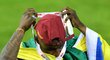Při přebírání zlaté medaile pro vítěze MOL Cupu si si rozhodující střelec Sparty Guélor Kanga uvázal kolem krku vlajku Gabonu