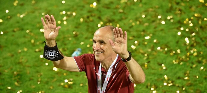 Kouč Sparty Václav Kotal si po triumfu v MOL Cupu užívá vítězné oslavy