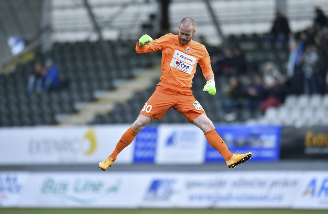 Brankář Jablonce Vlastimil Hrubý se raduje z druhého gólu