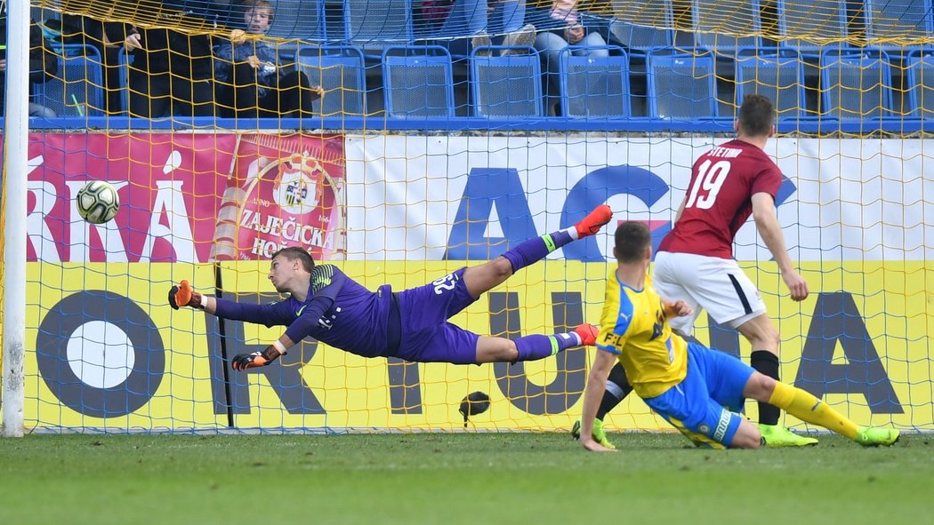 Teplický Michal Jeřábek dává gól v nastavení druhé půle čtvrtfinále MOL Cupu se Spartou a posílá zápas do prodloužení