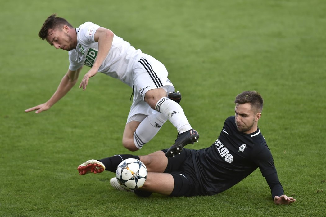 Jablonecký Jakub Považenec zastavuje karvinského Petra Galušku v zápase osmifinále MOL Cupu