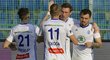 Jaromír Zmrhal se raduje s boleslavskými spoluhráči z gólu v poháru proti Slovácku
