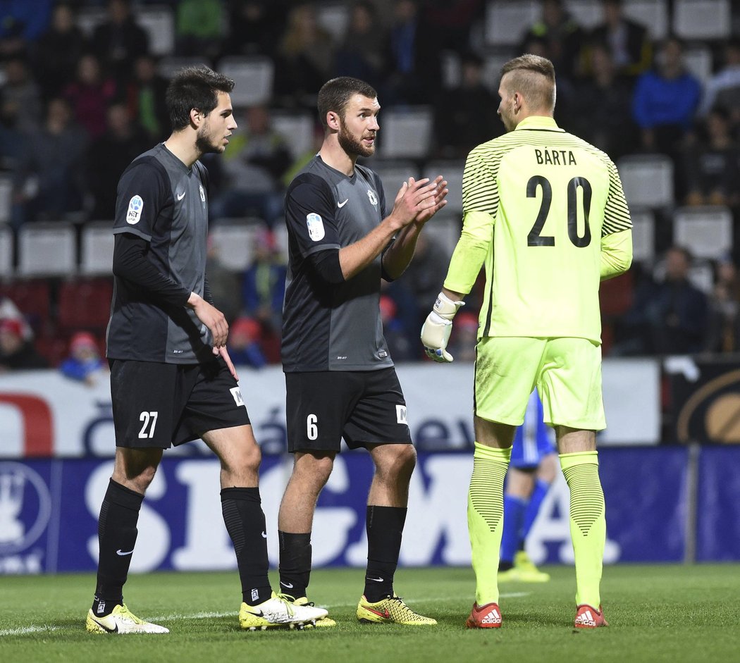 Jablonečtí fotbalisté Vojtěch Kubista, Marek Kysela a Michal Bárta si vysvětlují herní situace