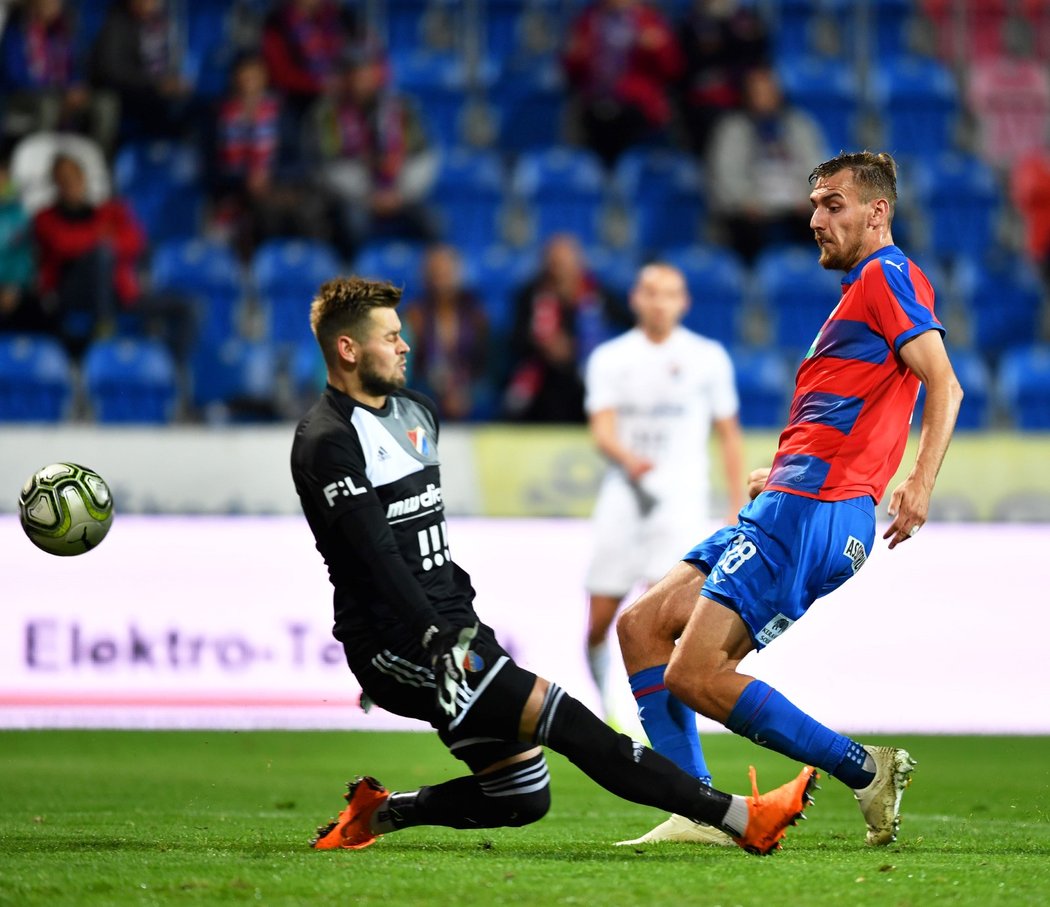 Tomáš Chorý překonává brankáře Baníku Ostrava Viktora Budinského a posílá Plzeň do vedení v osmifinále MOL Cupu