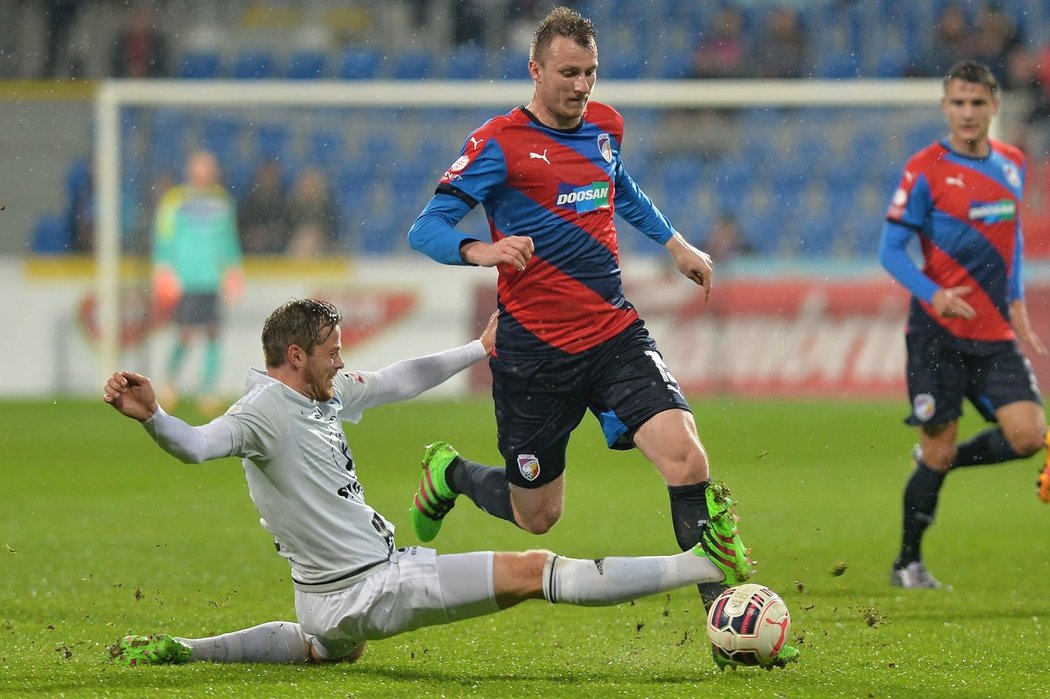 Olomoucký Renars Rode vlevo v souboji s Michael Krmenčíkem