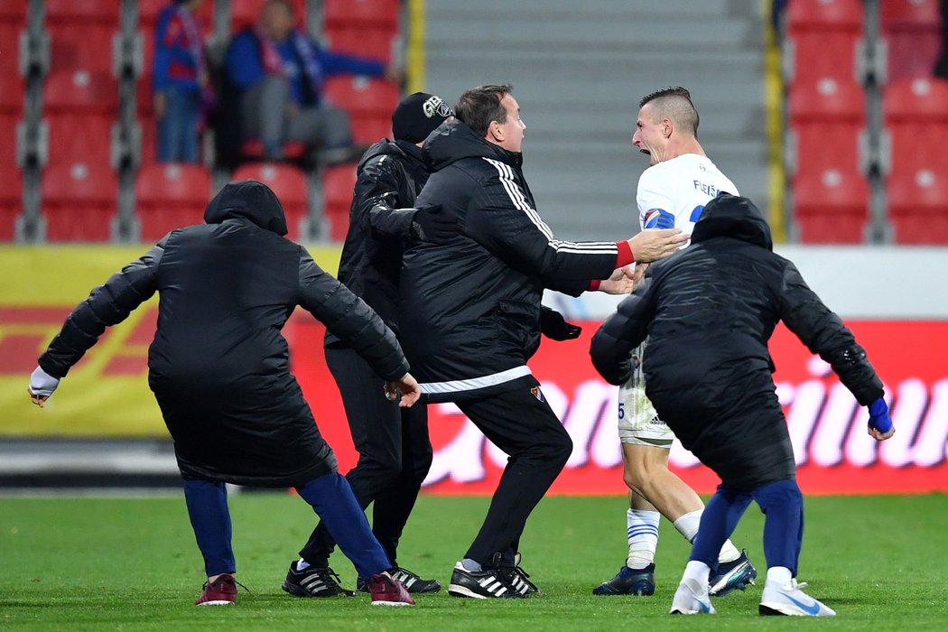 Euforie realizačního týmu Baníku Ostrava při postupu do čtvrtfinále MOL Cupu přes Plzeň