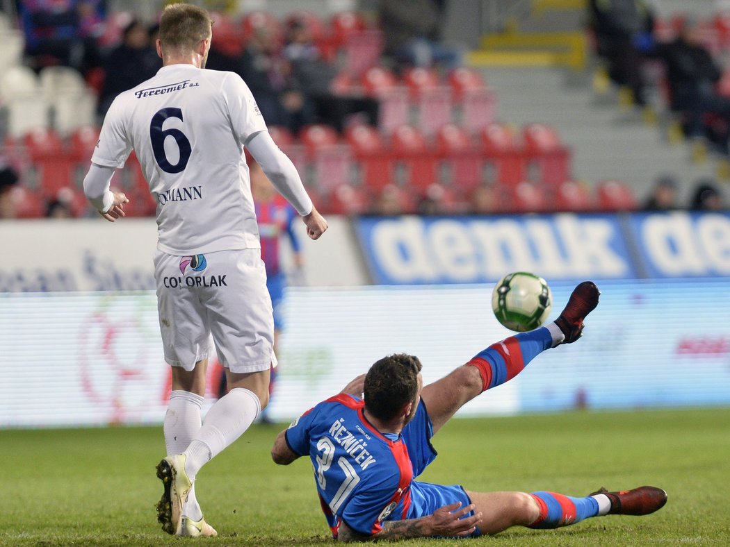 Stanislav Hofmann ze Slovácka sleduje počínání plzeňského Jakuba Řezníčka