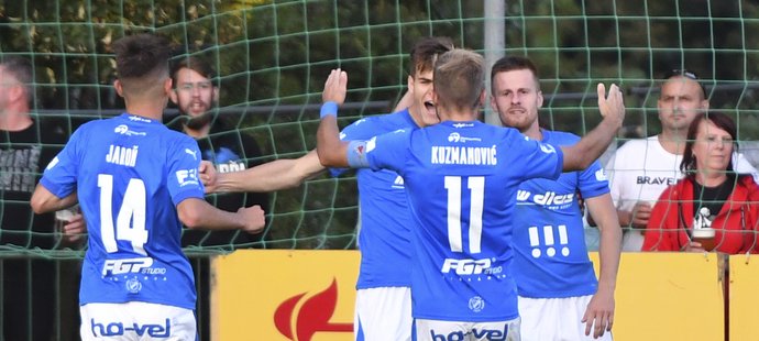 Fotbalisté Baníku se radují z rozhodující trefy Dominika Smékala v utkání 2. kola MOL Cupu v Hlučíně