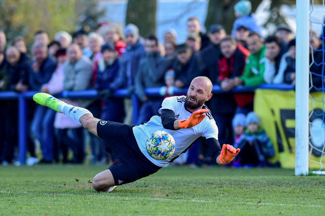 Brankář Chlumce Radek Petr likviduje jednu z plzeňských střel