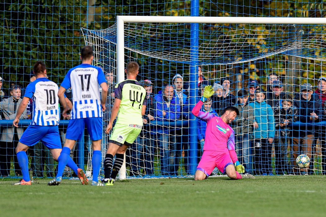 Tomáš Bastin (vlevo) z Chlumce překonává brankáře Plzně Matúše Kozáčika