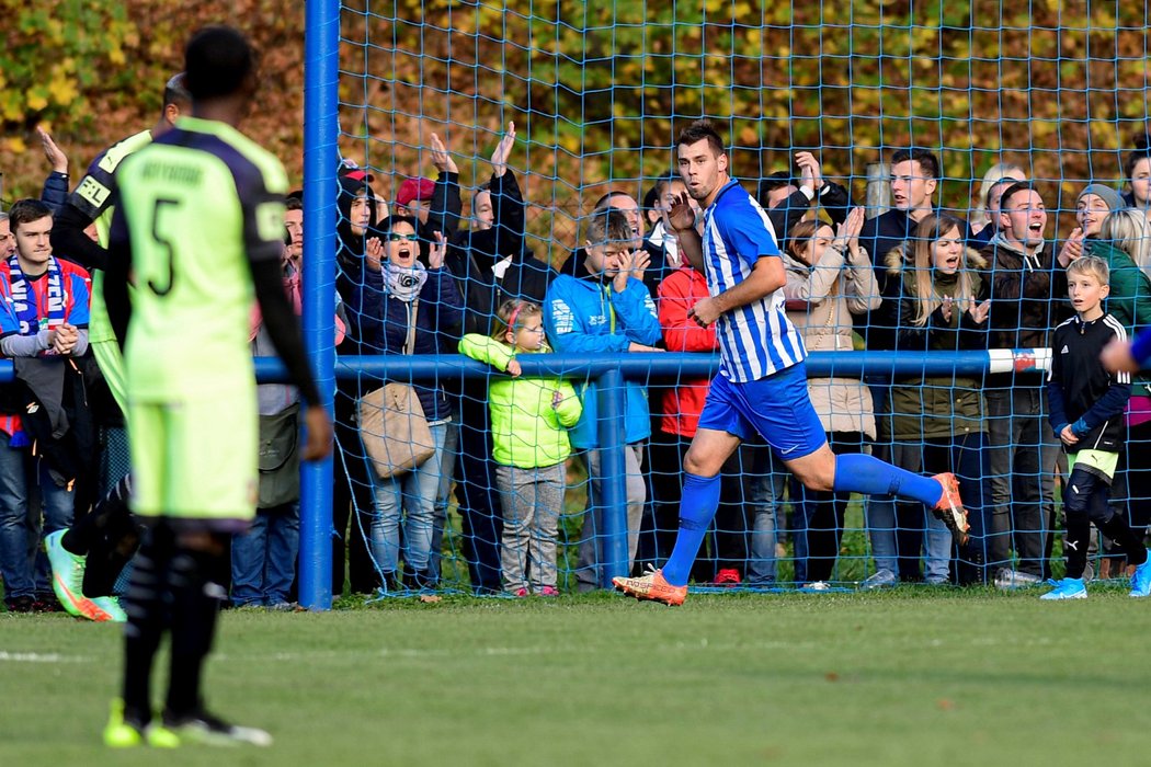 Chlumecký Tomáš Bastin se raduje ze své trefy proti Plzni v osmifinále MOL Cupu