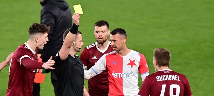 Sudí Pavel Orel uděluje žlutou kartu v utkání mezi Slavií a Spartou ve čtvrtfinále MOL Cupu