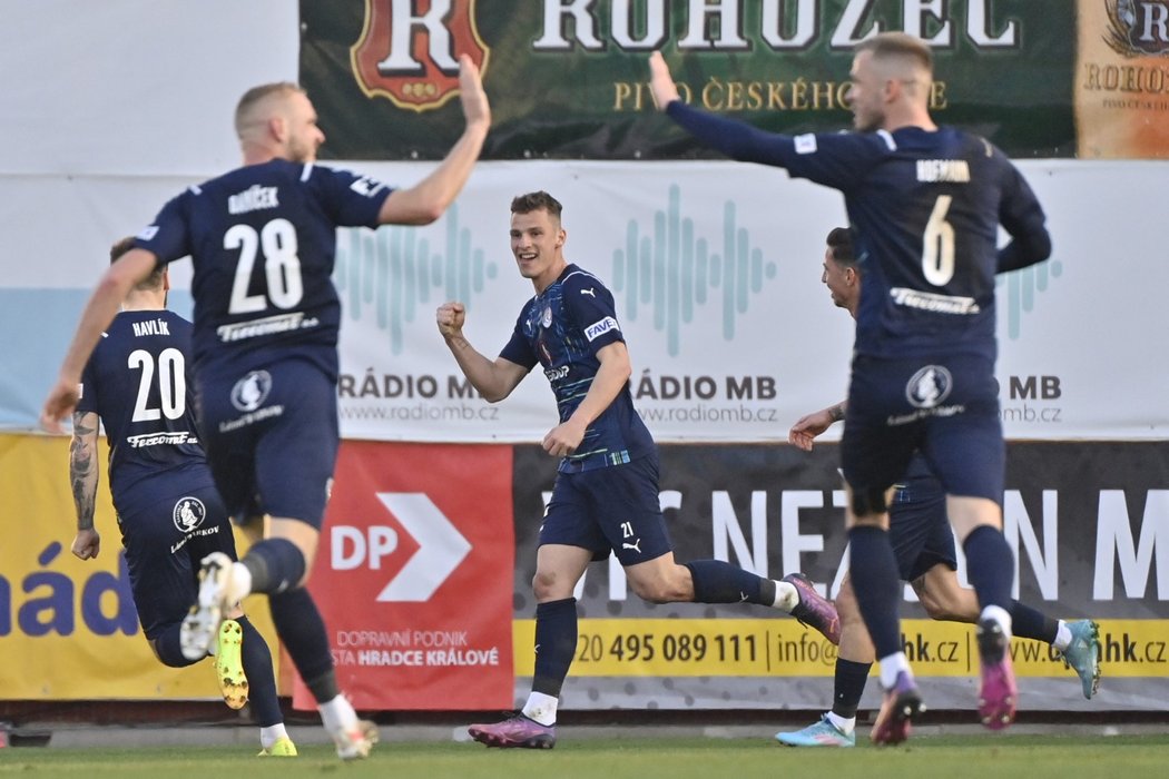 Fotbalisté Slovácka se radují z gólu Šašinky do sítě Hradce v semifinále MOL Cupu