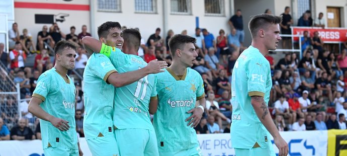 Fotbalisté Slavie se radují z gólu Mojmíra Chytila v pohárovém utkání v Kroměříži