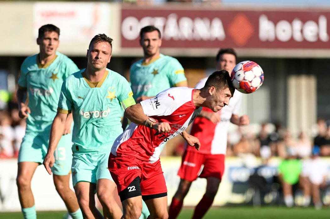 Kapitán Slavie Stanislav Tecl smutně sleduje hlavičkujícího Šimona Vyhlída