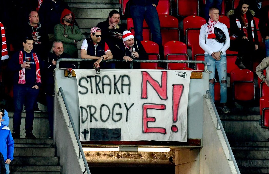 Fanoušci Slavie vyjádřili svůj názor na Františka Straku víc než jasně...