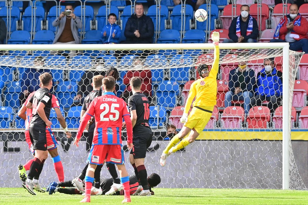 Tresný kop Lukáše Kalvacha z Plzně parádně vychytal gólman Slavie Ondřej Kolář