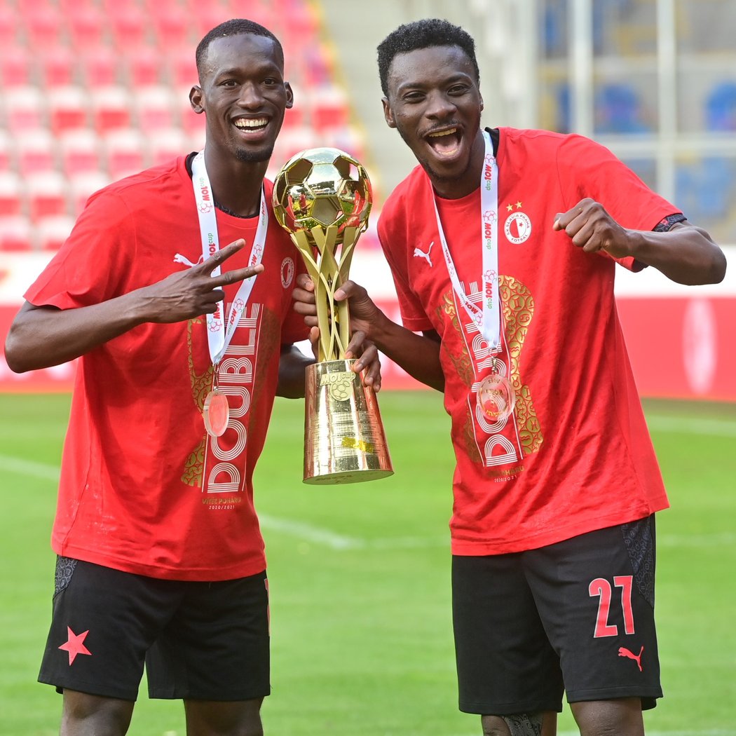 Abdallah Sima a Ibrahim Traoré s trofejí pro vítěze Mol Cupu 2020/2021